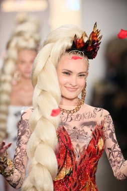 modeli pist sarışınlar 2015 Defile sırasında yürür.