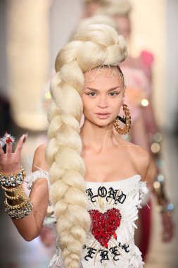 modeli pist sarışınlar 2015 Defile sırasında yürür.