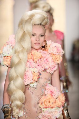 modeli pist finale sarışınlar 2015 moda gösterisi sırasında yürür.