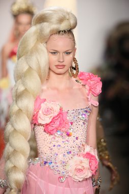 modeli pist finale sarışınlar 2015 moda gösterisi sırasında yürür.