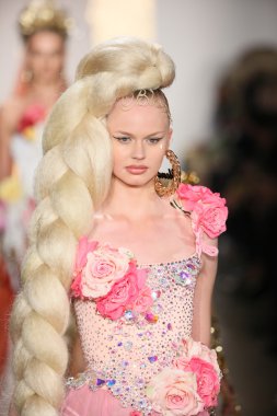 modeli pist finale sarışınlar 2015 moda gösterisi sırasında yürür.