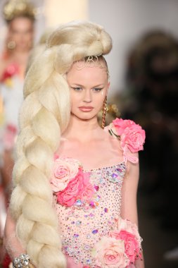 modeli pist finale sarışınlar 2015 moda gösterisi sırasında yürür.