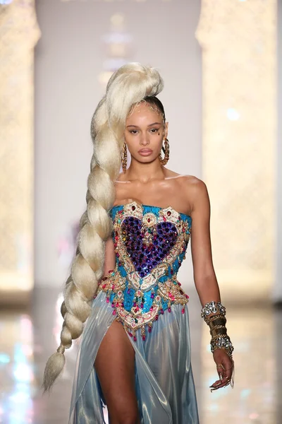 Modelo caminha na passarela durante o desfile de moda The Blonds 2015 — Fotografia de Stock