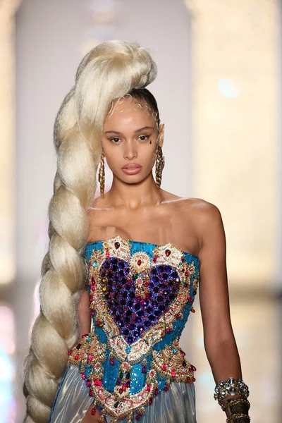 Model walks the runway during The Blonds 2015 fashion show — Stock Photo, Image