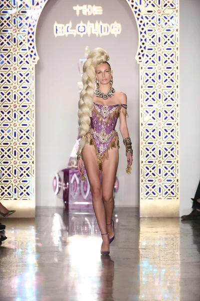 Model walks the runway during The Blonds 2015 fashion show — Stock Photo, Image