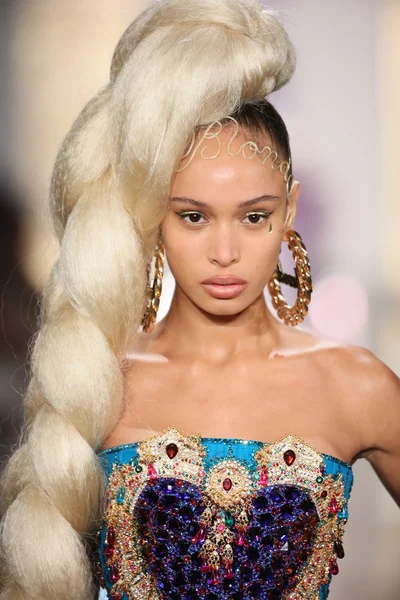 Model walks the runway during The Blonds 2015 fashion show — Stock Photo, Image