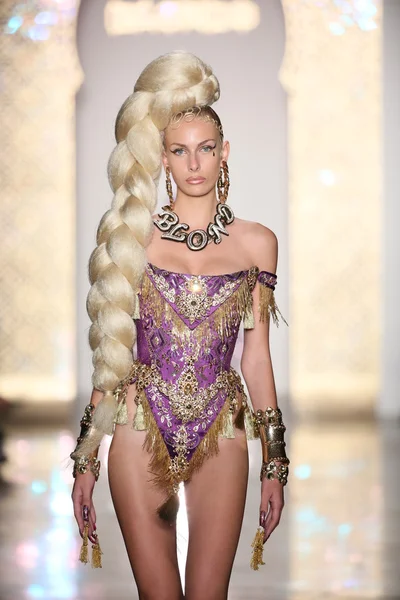 Model loopt de landingsbaan tijdens de modeshow van 2015 blonds — Stockfoto