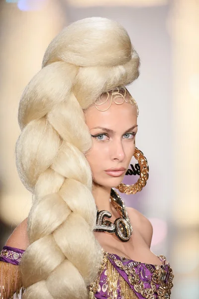 Model läuft während der Blondinen-Modenschau 2015 über den Laufsteg — Stockfoto