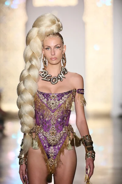 Model loopt de landingsbaan tijdens de modeshow van 2015 blonds — Stockfoto