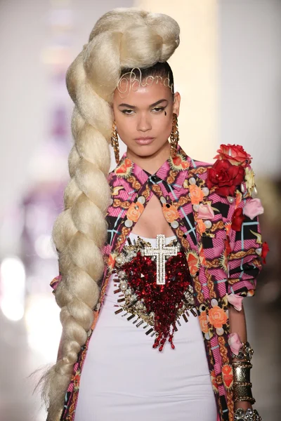 Modelo camina por la pasarela durante el desfile de moda The Blonds 2015 —  Fotos de Stock