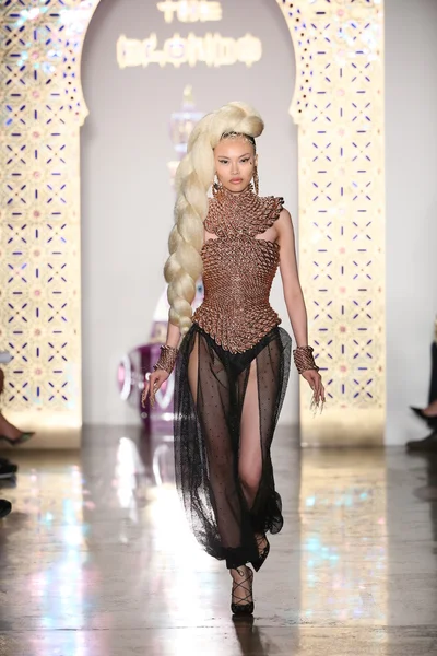 Model walks the runway during The Blonds 2015 fashion show — Stock Photo, Image