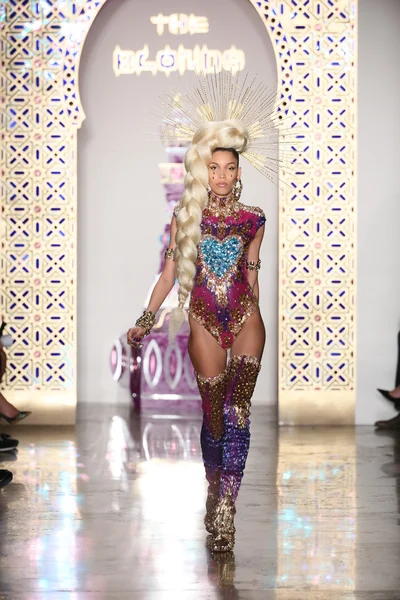 모델은 2015 패션 쇼 금발 동안 활주로 걸어 — 스톡 사진