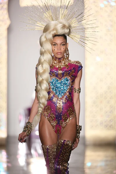 Modell sétál a kifutópálya alatt a blonds 2015 divatbemutató — Stock Fotó