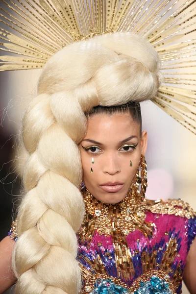 Model walks the runway during The Blonds 2015 fashion show — Stock Photo, Image