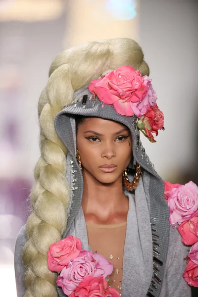 Model walks the runway during The Blonds 2015 fashion show — Stock Photo, Image