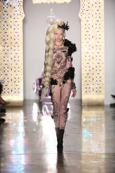 Modelo camina por la pasarela durante el desfile de moda The Blonds 2015 —  Fotos de Stock