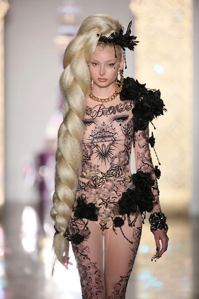 Modelo camina por la pasarela durante el desfile de moda The Blonds 2015 —  Fotos de Stock