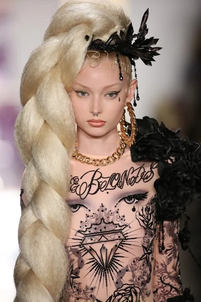 Model walks the runway during The Blonds 2015 fashion show — Stock Photo, Image