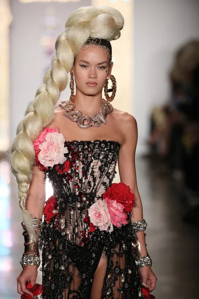 Model walks the runway during The Blonds 2015 fashion show — Stock Photo, Image