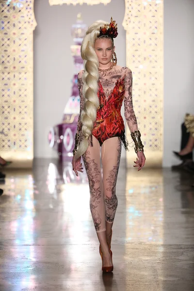 Modelo caminha na passarela durante o desfile de moda The Blonds 2015 — Fotografia de Stock