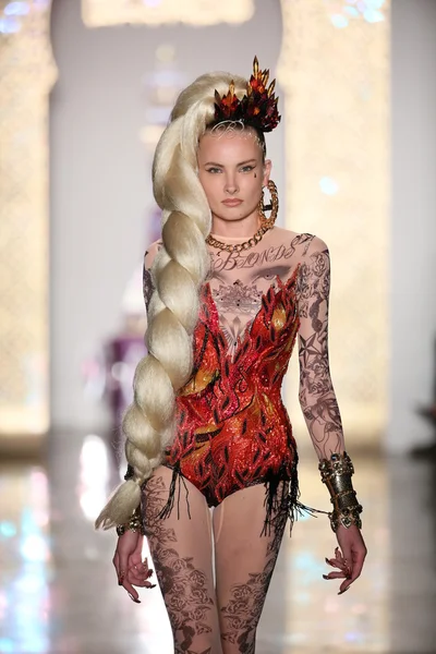 Model loopt de landingsbaan tijdens de modeshow van 2015 blonds — Stockfoto