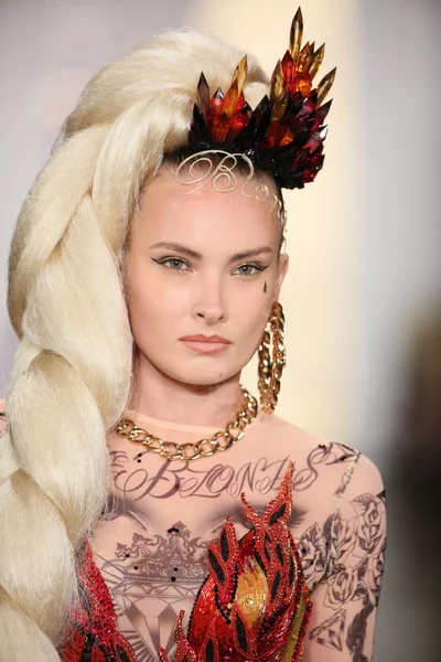 Μοντέλο στην πασαρέλα κατά τη διάρκεια το blonds επίδειξη μόδας του 2015 — Φωτογραφία Αρχείου