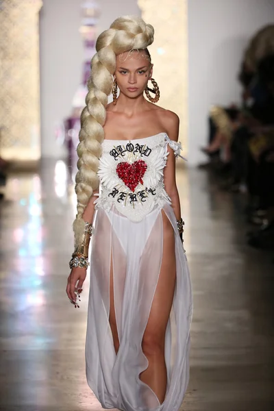 모델은 2015 패션 쇼 금발 동안 활주로 걸어 — 스톡 사진
