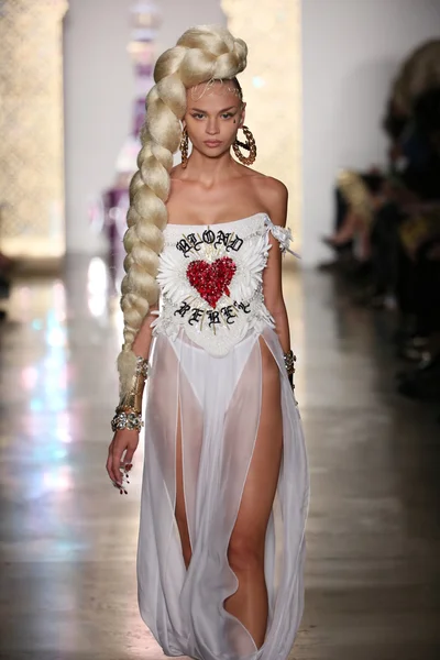 Model walks the runway during The Blonds 2015 fashion show — Stock Photo, Image