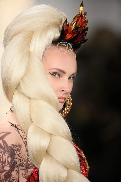 Modelo camina por la pasarela durante el desfile de moda The Blonds 2015 — Foto de Stock