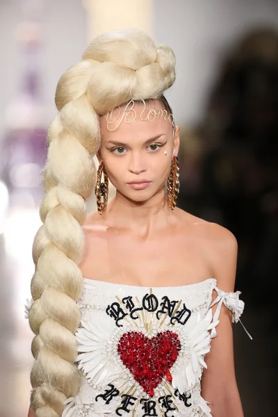 Model walks the runway during The Blonds 2015 fashion show — Stock Photo, Image