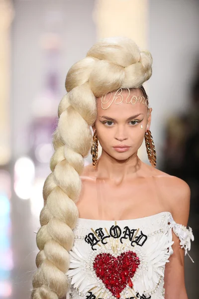 Modelo camina por la pasarela durante el desfile de moda The Blonds 2015 —  Fotos de Stock