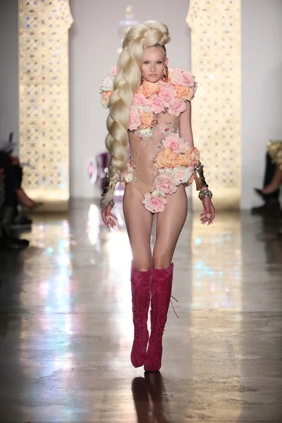 Modelo camina el final de la pasarela durante el desfile de moda The Blonds 2015 — Foto de Stock