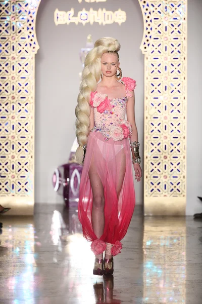 Modelo camina el final de la pasarela durante el desfile de moda The Blonds 2015 — Foto de Stock