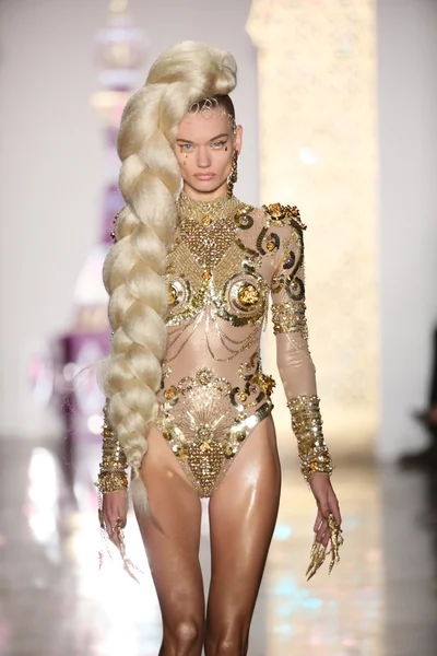 Modelo camina por la pasarela durante el desfile de moda The Blonds 2015 — Foto de Stock