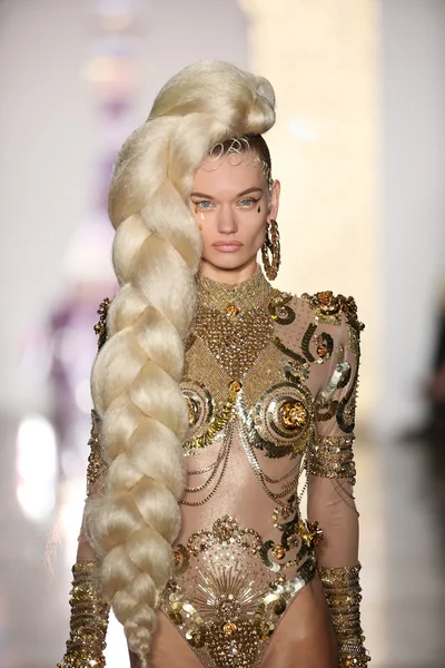 Model walks the runway during The Blonds 2015 fashion show — Stock Photo, Image