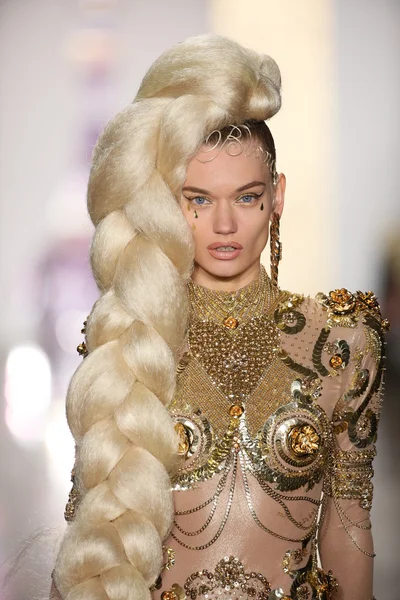 modeli pist sarışınlar 2015 Defile sırasında yürür.