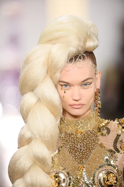 La modella cammina sulla passerella durante la sfilata The Blonds 2015 — Foto Stock