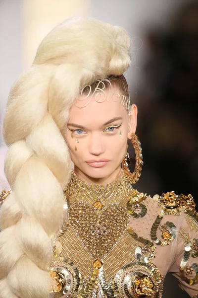 Model walks the runway during The Blonds 2015 fashion show — Stock Photo, Image