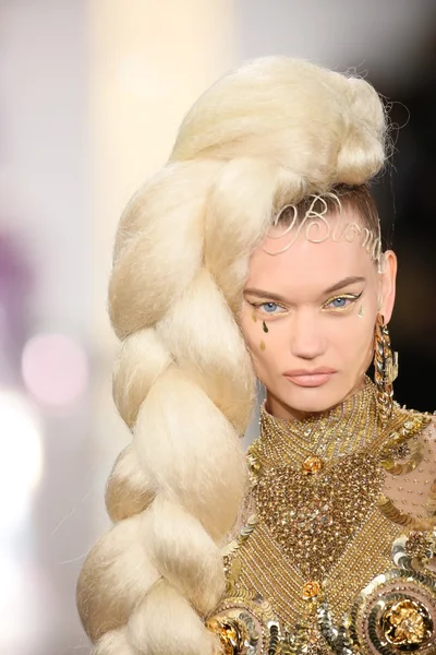 Model walks the runway during The Blonds 2015 fashion show — Stock Photo, Image