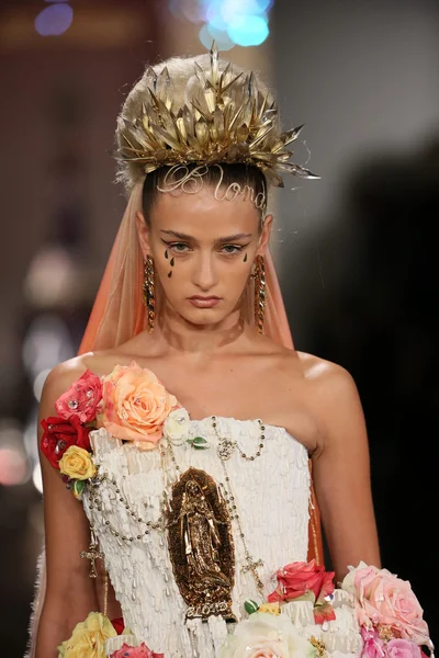 Modelo camina por la pasarela durante el desfile de moda The Blonds 2015 — Foto de Stock