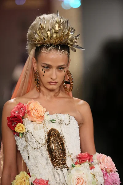 Modelo caminha na passarela durante o desfile de moda The Blonds 2015 — Fotografia de Stock