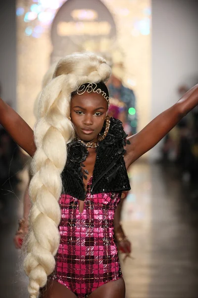 Modely chůze dráha finále během blondýnky 2015 módní přehlídky — Stock fotografie