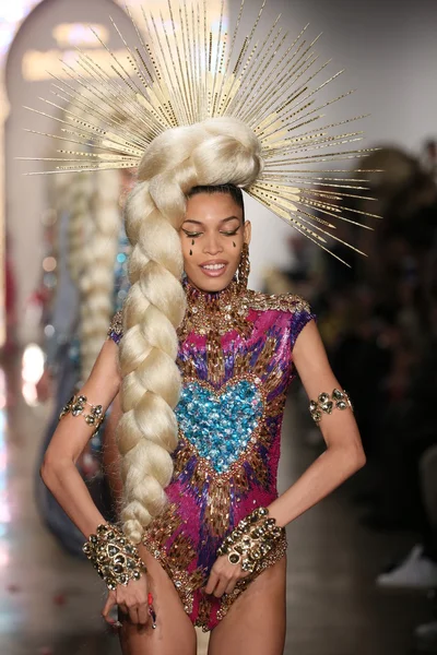 Modelos caminham no final da pista durante o desfile de moda The Blonds 2015 — Fotografia de Stock
