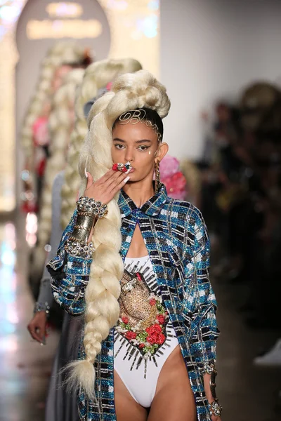 Modely chůze dráha finále během blondýnky 2015 módní přehlídky — Stock fotografie