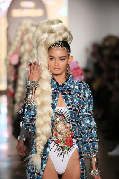 Modelos caminham no final da pista durante o desfile de moda The Blonds 2015 — Fotografia de Stock