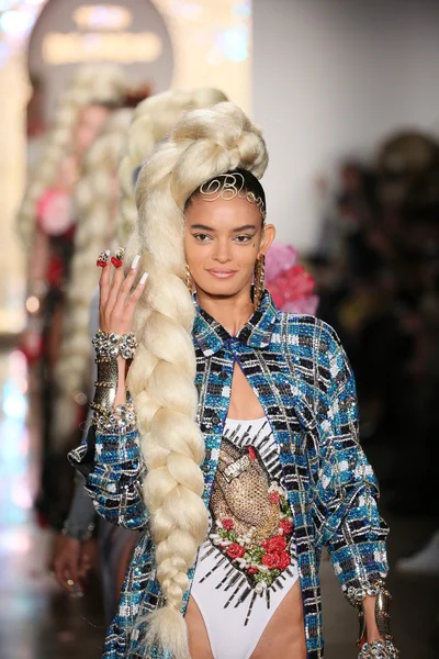 Modelos caminan el final de la pasarela durante el desfile de moda The Blonds 2015 — Foto de Stock