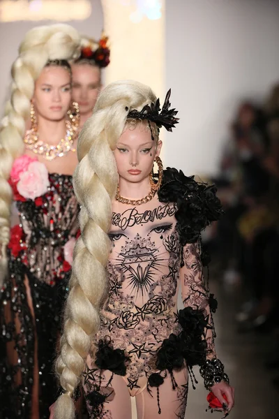 Models walk the runway finale during The Blonds 2015 fashion show — Stock Photo, Image