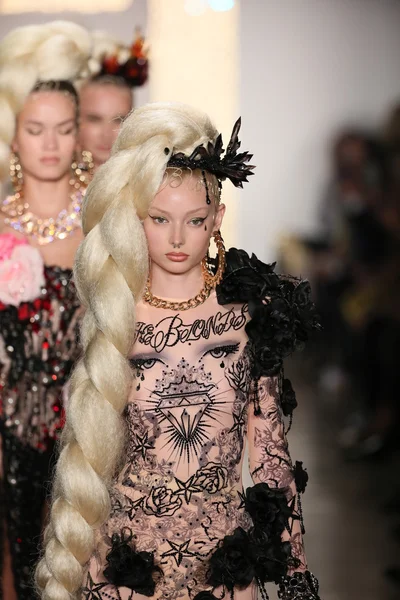 Modeller gå banan finalen under blonds 2015 modevisning — Stockfoto