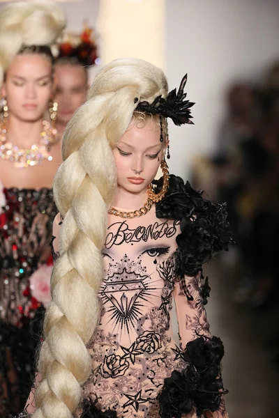 Modellek séta a kifutón finálé közben blonds 2015 divatbemutató — Stock Fotó
