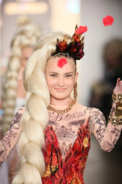 Modellen går banan under blonds 2015 modevisning — Stockfoto